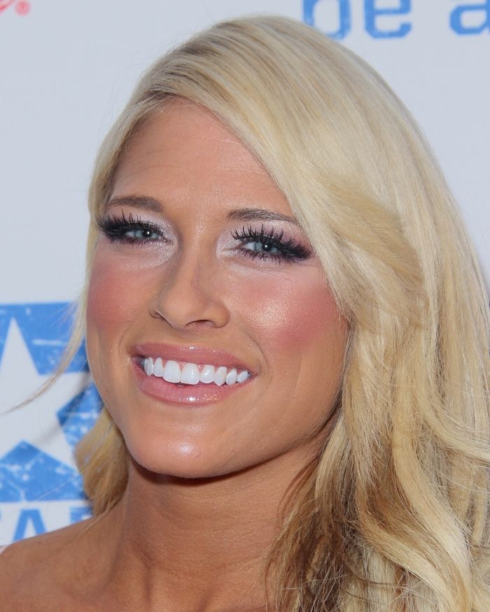 59074_KellyKelly_wwe_summerslam_kick_off_party_001_122_206lo.jpg