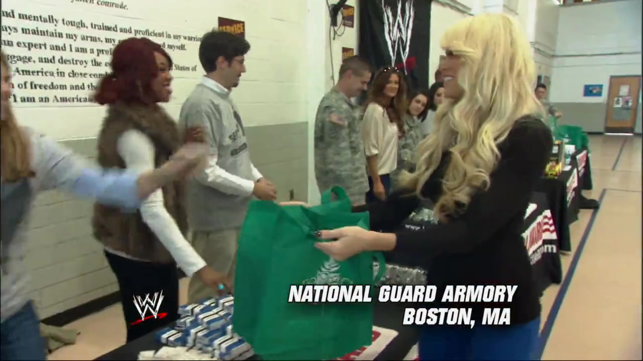 Alicia_Fox2C_Eve2C___Kelly_Kelly_hand_out_care_packages_to_homeless_veterans_025.jpg