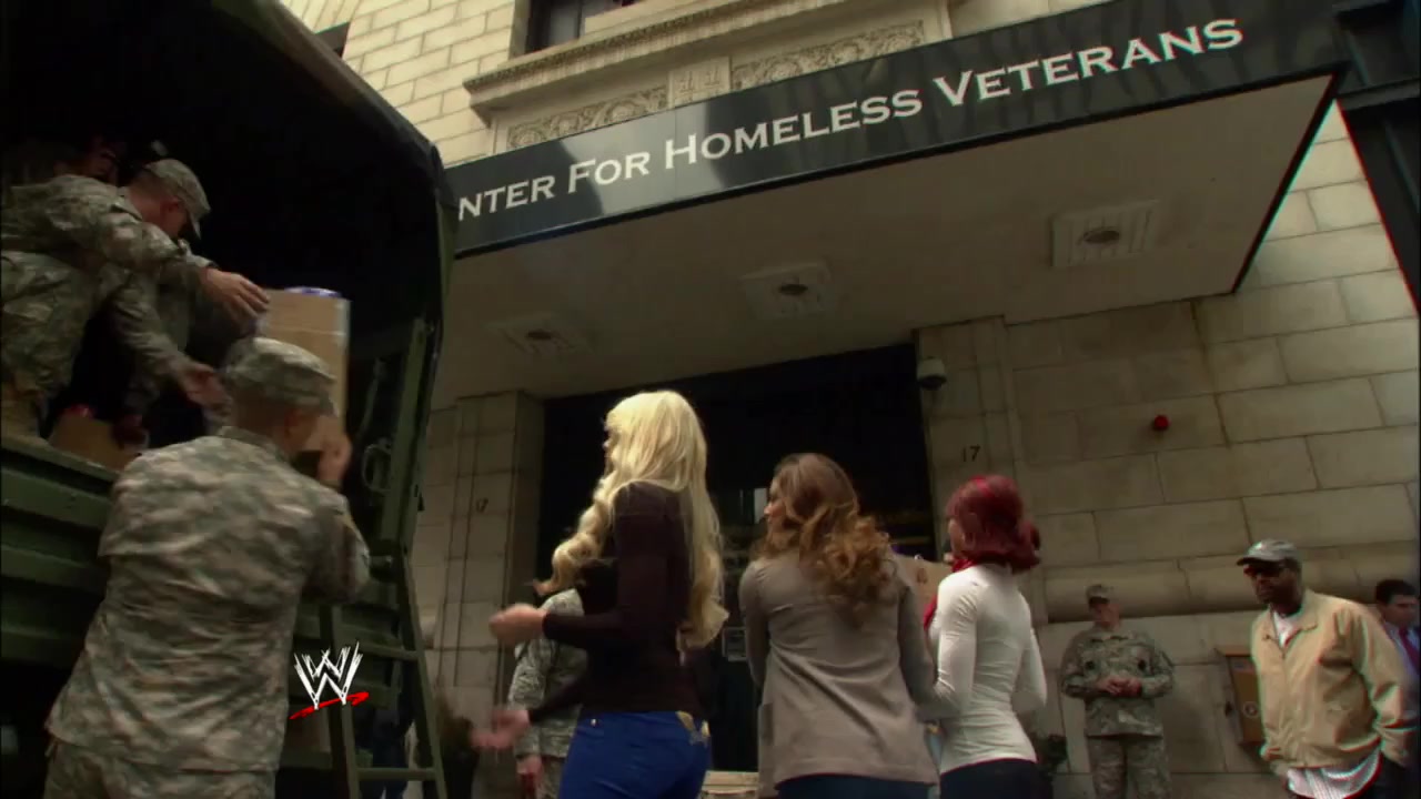 Alicia_Fox2C_Eve2C___Kelly_Kelly_hand_out_care_packages_to_homeless_veterans_055.jpg
