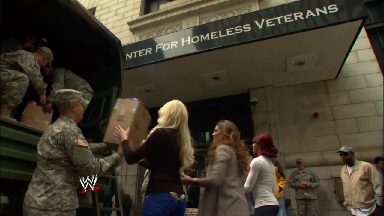 Alicia_Fox2C_Eve2C___Kelly_Kelly_hand_out_care_packages_to_homeless_veterans_057.jpg