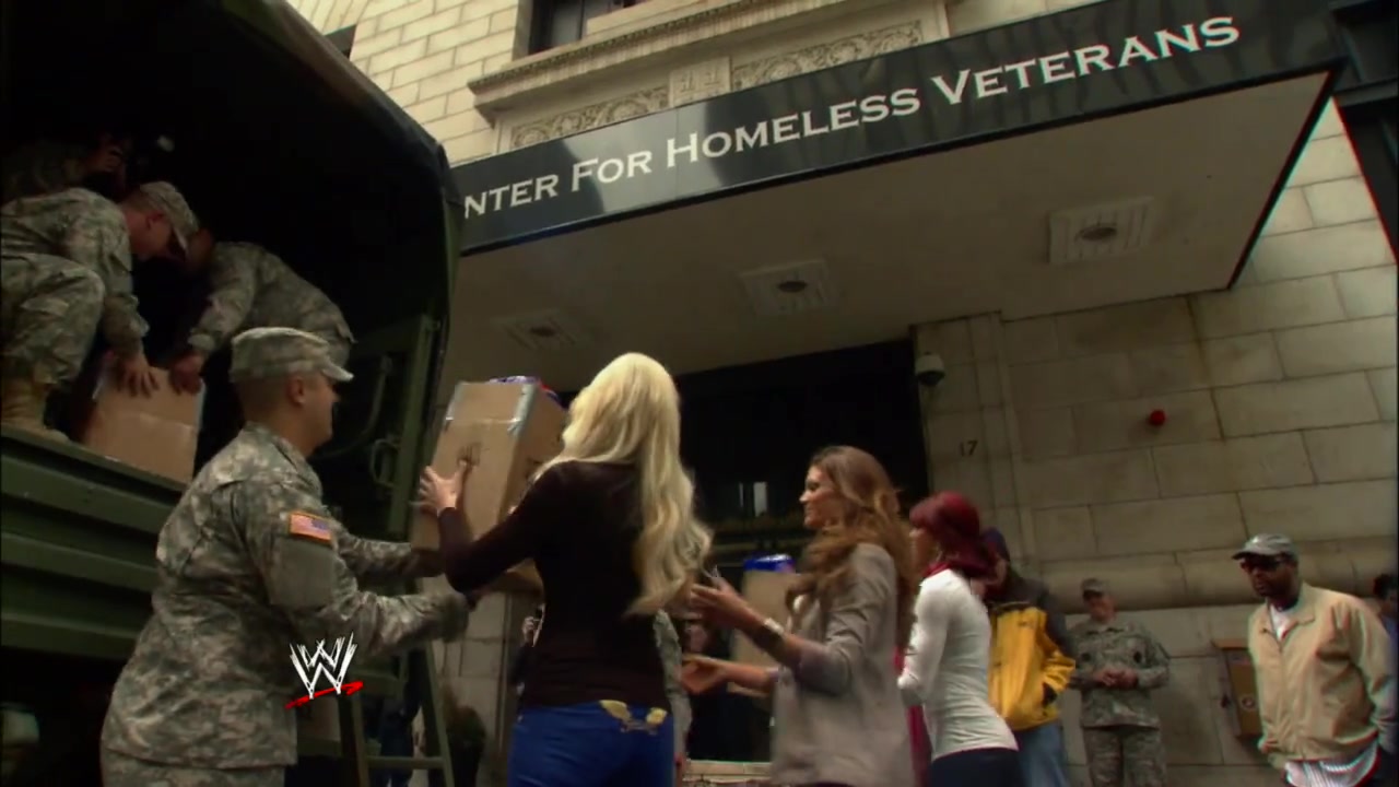 Alicia_Fox2C_Eve2C___Kelly_Kelly_hand_out_care_packages_to_homeless_veterans_058.jpg