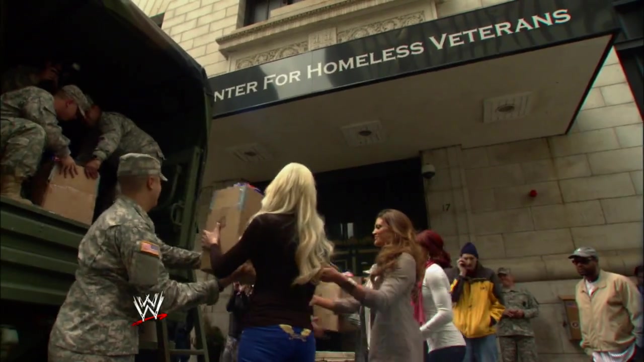 Alicia_Fox2C_Eve2C___Kelly_Kelly_hand_out_care_packages_to_homeless_veterans_059.jpg