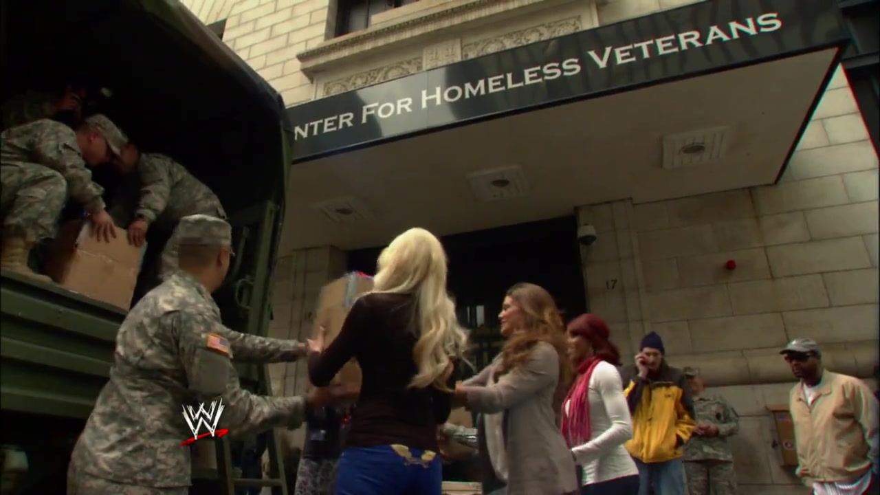 Alicia_Fox2C_Eve2C___Kelly_Kelly_hand_out_care_packages_to_homeless_veterans_060.jpg