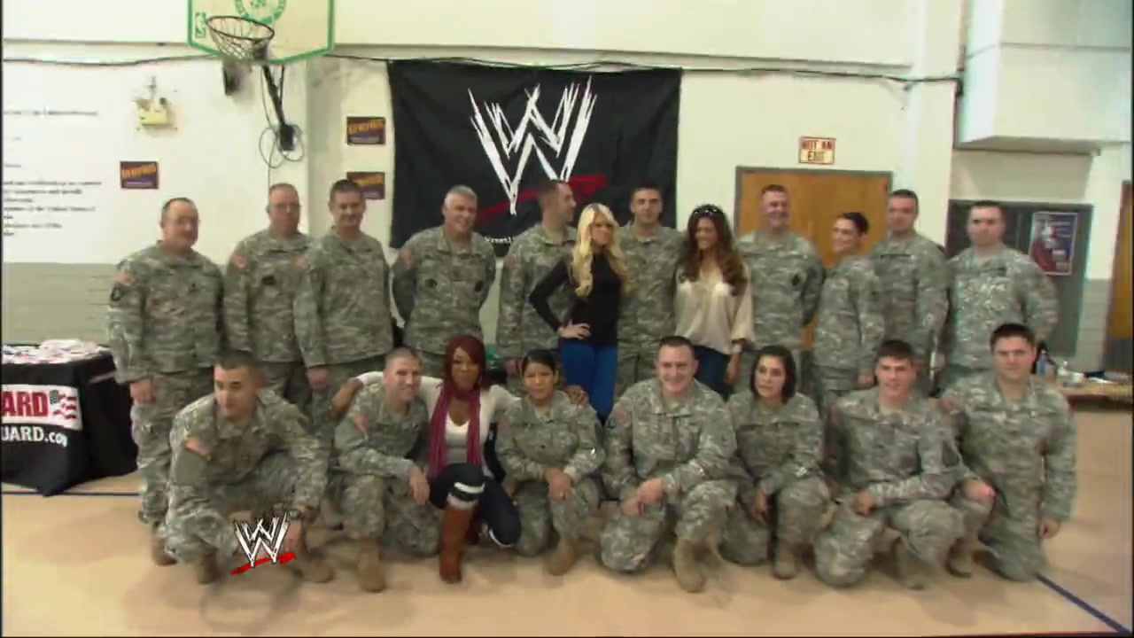 Alicia_Fox2C_Eve2C___Kelly_Kelly_hand_out_care_packages_to_homeless_veterans_082.jpg