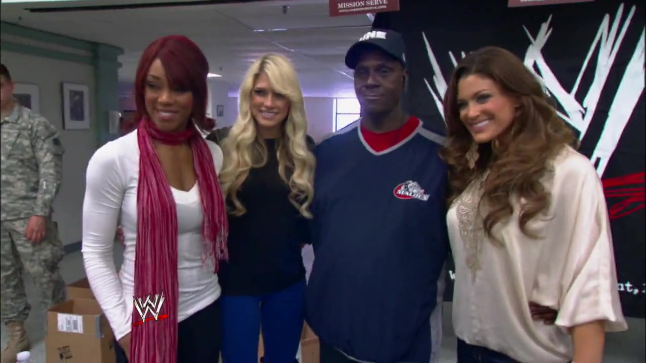 Alicia_Fox2C_Eve2C___Kelly_Kelly_hand_out_care_packages_to_homeless_veterans_090.jpg