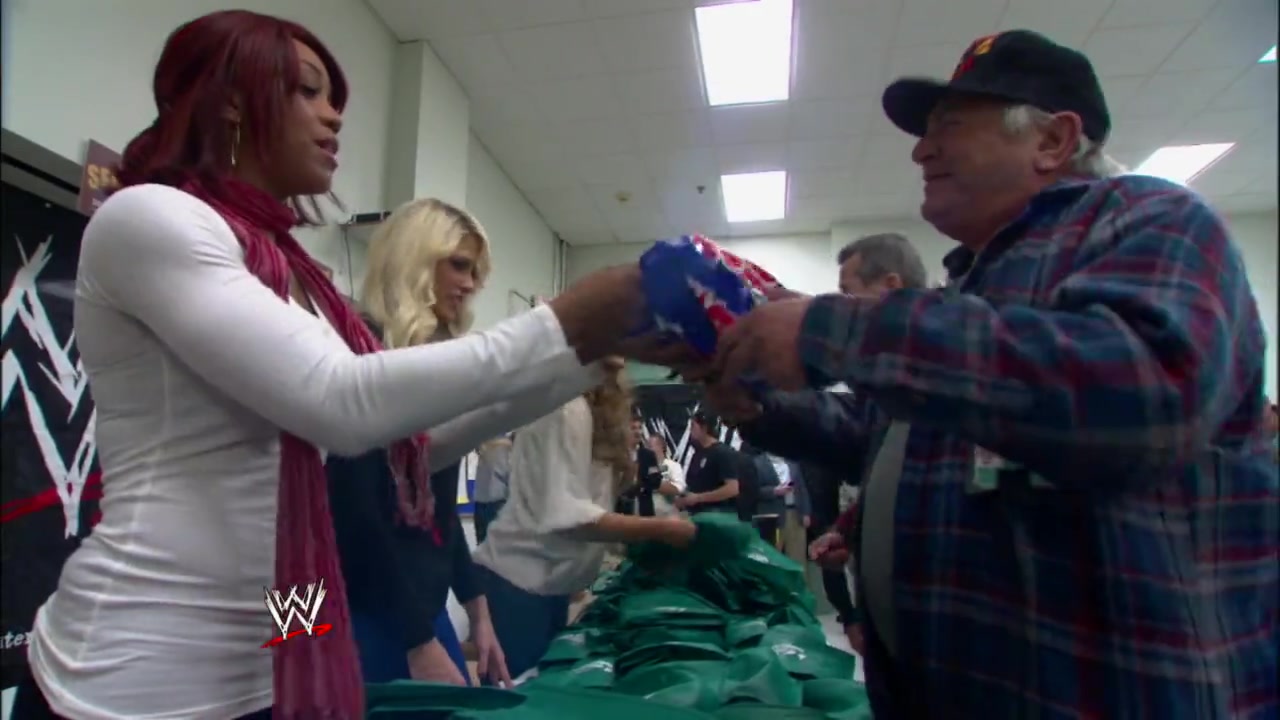 Alicia_Fox2C_Eve2C___Kelly_Kelly_hand_out_care_packages_to_homeless_veterans_139.jpg