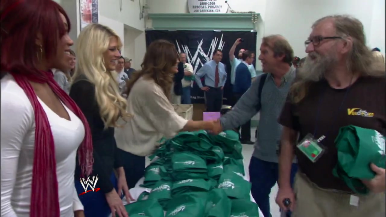 Alicia_Fox2C_Eve2C___Kelly_Kelly_hand_out_care_packages_to_homeless_veterans_156.jpg