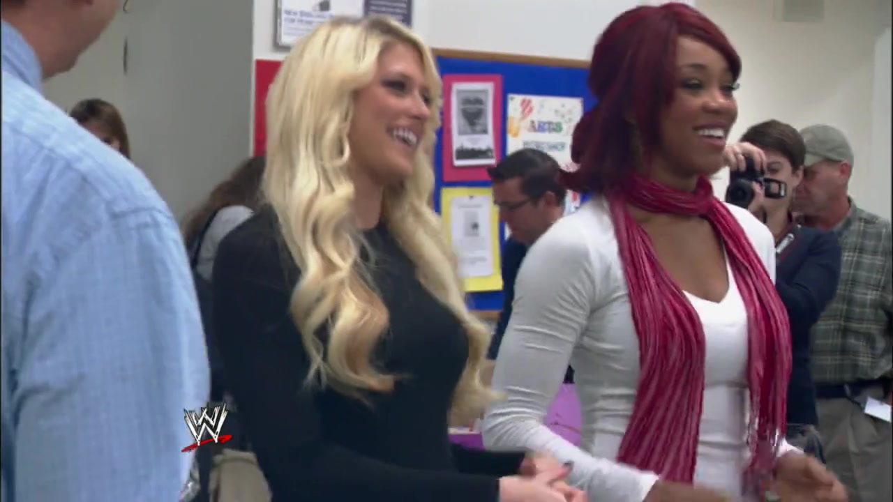 Alicia_Fox2C_Eve2C___Kelly_Kelly_hand_out_care_packages_to_homeless_veterans_166.jpg