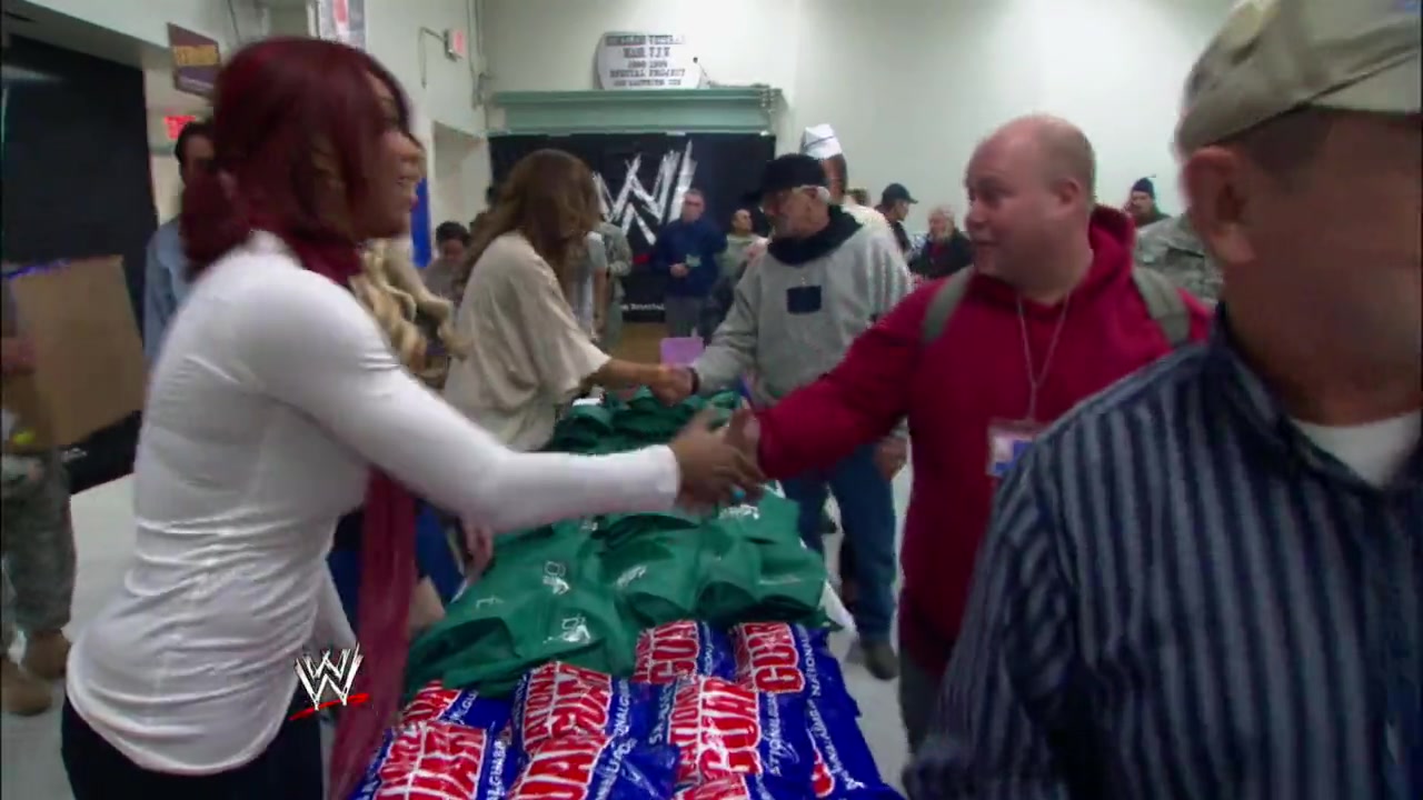 Alicia_Fox2C_Eve2C___Kelly_Kelly_hand_out_care_packages_to_homeless_veterans_180.jpg Alicia_Fox2C_Eve2C___Kelly_Kelly_hand_out_care_packages_to_homeless_veterans_180.jpg