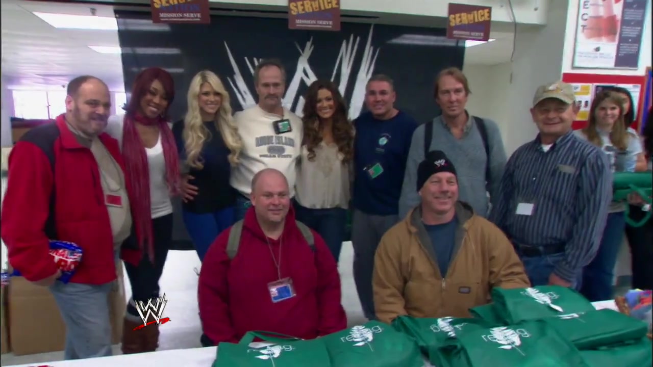 Alicia_Fox2C_Eve2C___Kelly_Kelly_hand_out_care_packages_to_homeless_veterans_188.jpg