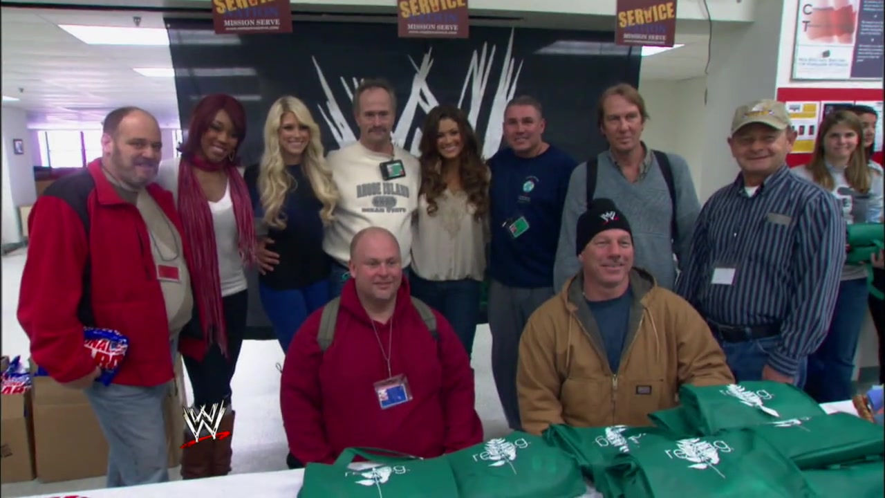 Alicia_Fox2C_Eve2C___Kelly_Kelly_hand_out_care_packages_to_homeless_veterans_192.jpg