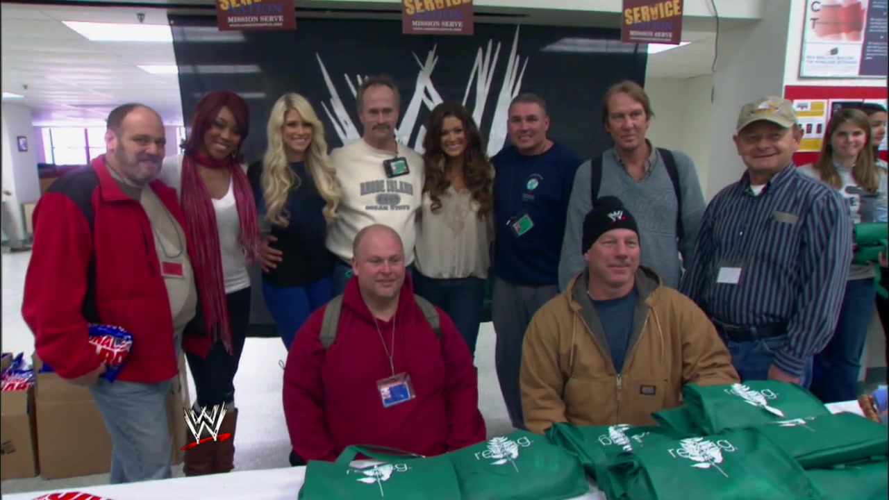 Alicia_Fox2C_Eve2C___Kelly_Kelly_hand_out_care_packages_to_homeless_veterans_195.jpg