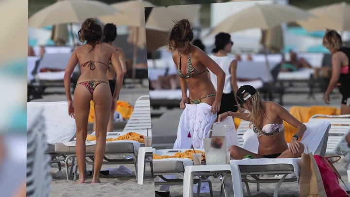 Kelly_Kelly_Looks_Stunning_On_The_Beach_In_Miami_028.jpg