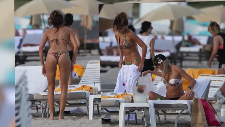 Kelly_Kelly_Looks_Stunning_On_The_Beach_In_Miami_032.jpg