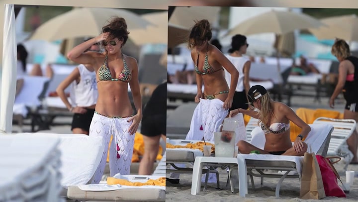 Kelly_Kelly_Looks_Stunning_On_The_Beach_In_Miami_038.jpg