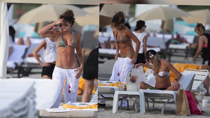 Kelly_Kelly_Looks_Stunning_On_The_Beach_In_Miami_039.jpg