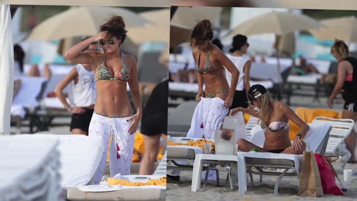 Kelly_Kelly_Looks_Stunning_On_The_Beach_In_Miami_040.jpg