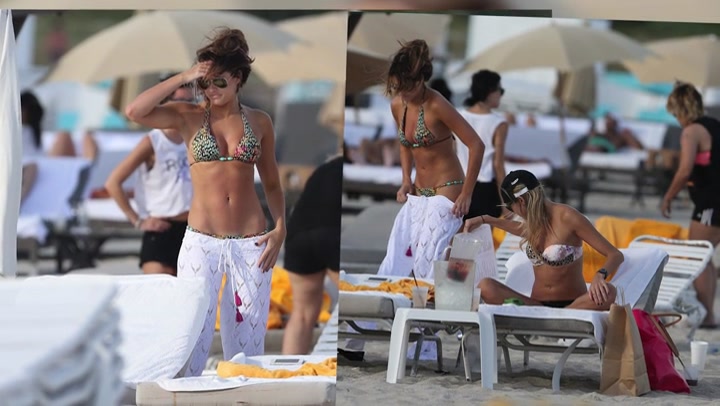 Kelly_Kelly_Looks_Stunning_On_The_Beach_In_Miami_042.jpg