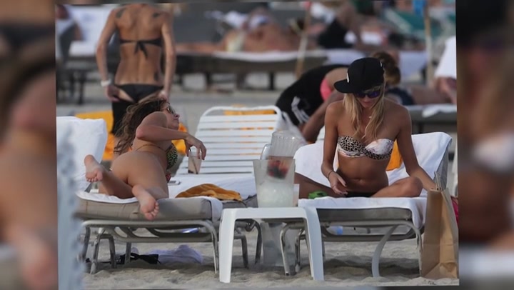 Kelly_Kelly_Looks_Stunning_On_The_Beach_In_Miami_047.jpg