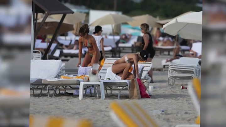 Kelly_Kelly_Looks_Stunning_On_The_Beach_In_Miami_099.jpg
