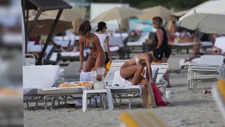 Kelly_Kelly_Looks_Stunning_On_The_Beach_In_Miami_105.jpg