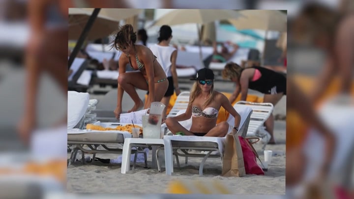 Kelly_Kelly_Looks_Stunning_On_The_Beach_In_Miami_111.jpg