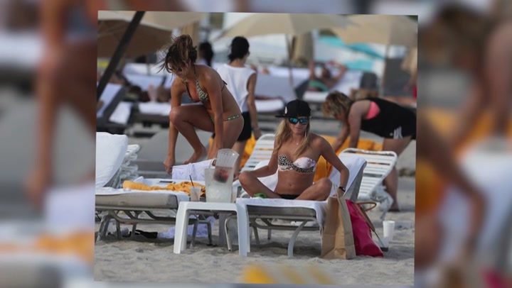 Kelly_Kelly_Looks_Stunning_On_The_Beach_In_Miami_112.jpg