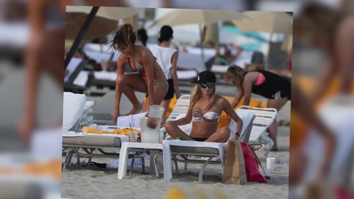 Kelly_Kelly_Looks_Stunning_On_The_Beach_In_Miami_114.jpg