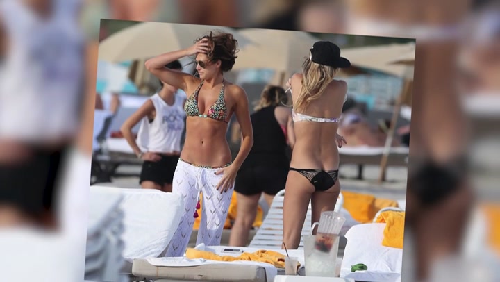 Kelly_Kelly_Looks_Stunning_On_The_Beach_In_Miami_131.jpg