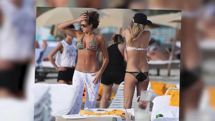Kelly_Kelly_Looks_Stunning_On_The_Beach_In_Miami_136.jpg