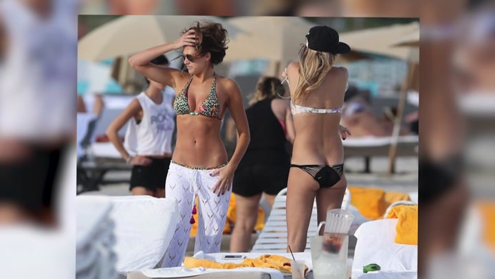 Kelly_Kelly_Looks_Stunning_On_The_Beach_In_Miami_138.jpg