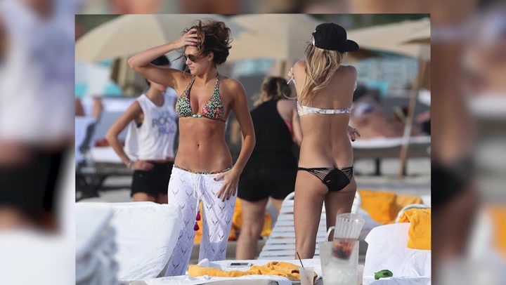 Kelly_Kelly_Looks_Stunning_On_The_Beach_In_Miami_140.jpg