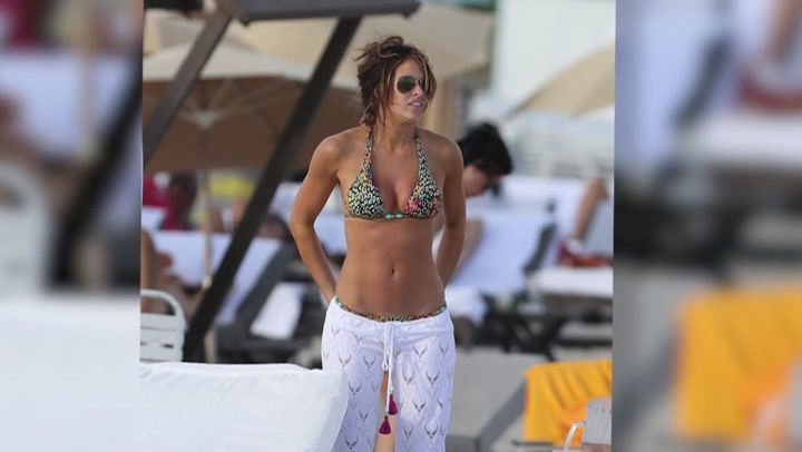 Kelly_Kelly_Looks_Stunning_On_The_Beach_In_Miami_150.jpg