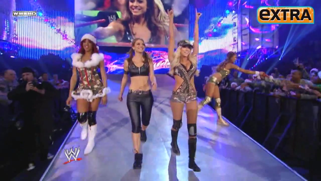 Maria_Menounos__WWE_Diva_Smackdown_at_The_Grove21_029.jpg