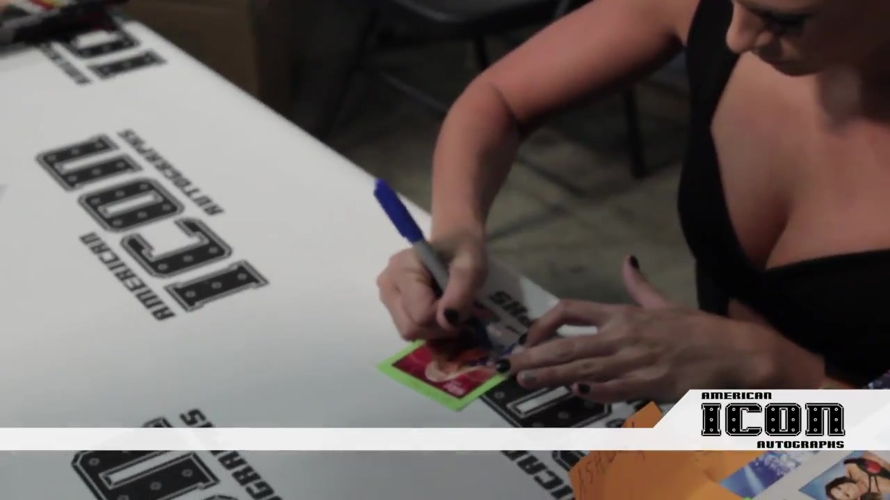 WWE_Diva_Kelly_Kelly_Private_Signing_for_American_Icon_Autographs_at_Nuke_the_Fridge_Con_2012_023.jpg