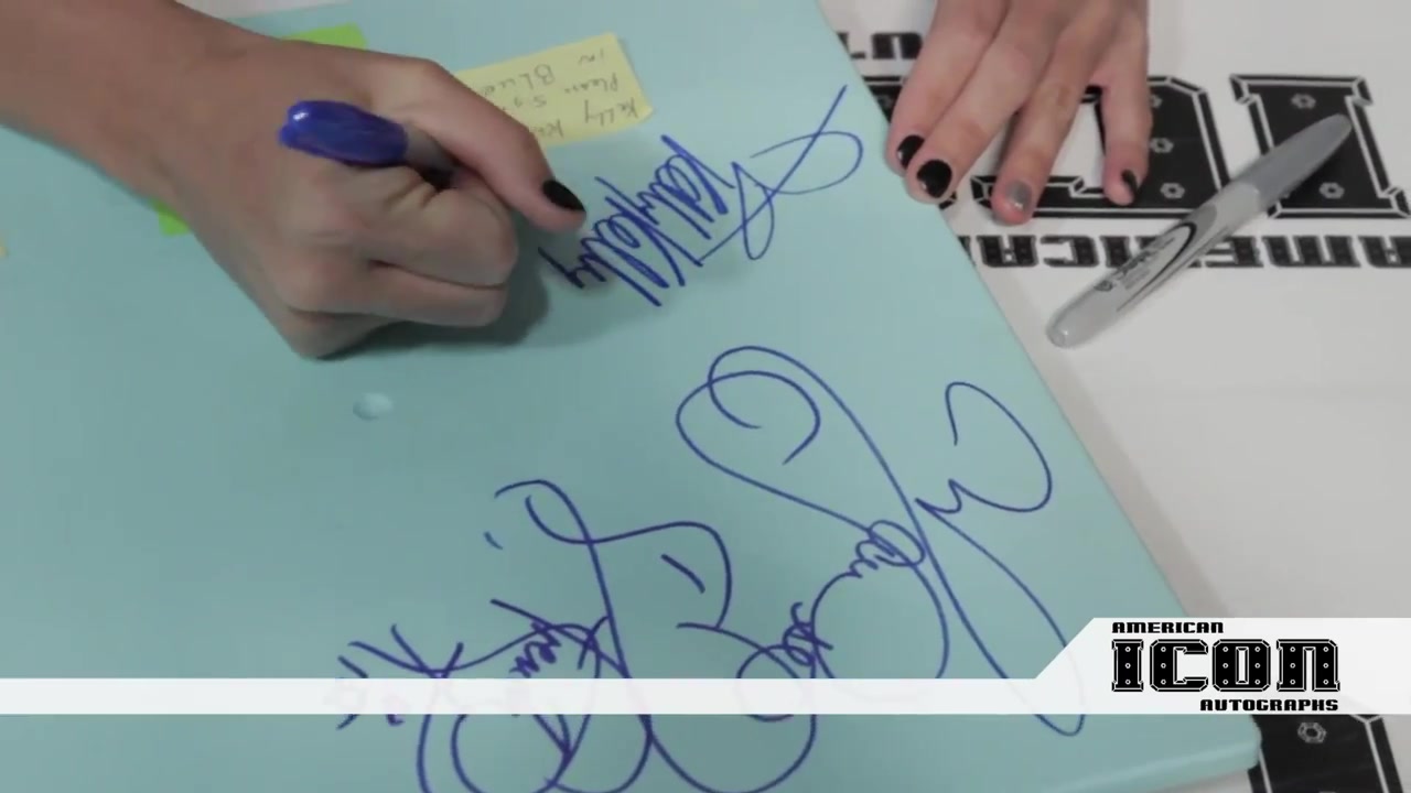 WWE_Diva_Kelly_Kelly_Private_Signing_for_American_Icon_Autographs_at_Nuke_the_Fridge_Con_2012_062.jpg