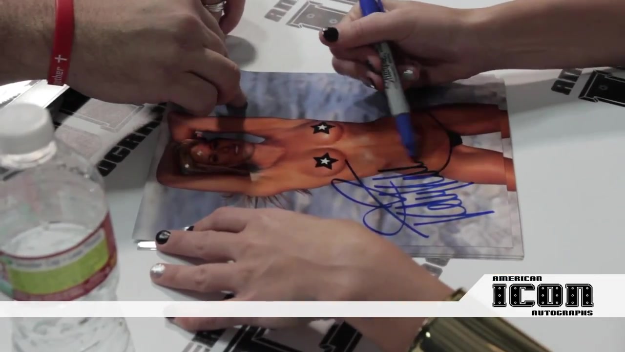 WWE_Diva_Kelly_Kelly_Private_Signing_for_American_Icon_Autographs_at_Nuke_the_Fridge_Con_2012_086.jpg