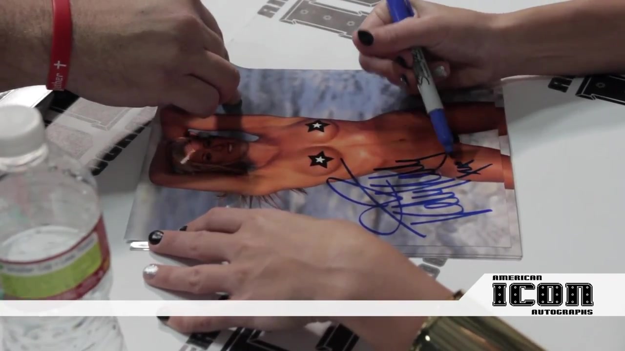 WWE_Diva_Kelly_Kelly_Private_Signing_for_American_Icon_Autographs_at_Nuke_the_Fridge_Con_2012_090.jpg