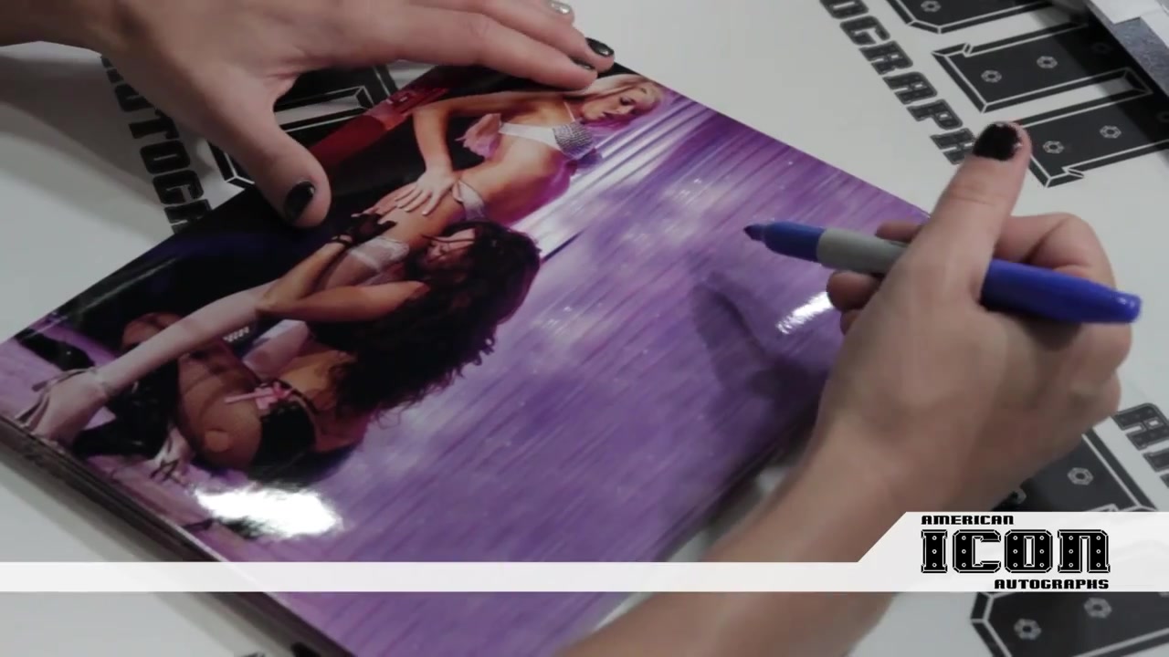 WWE_Diva_Kelly_Kelly_Private_Signing_for_American_Icon_Autographs_at_Nuke_the_Fridge_Con_2012_094.jpg