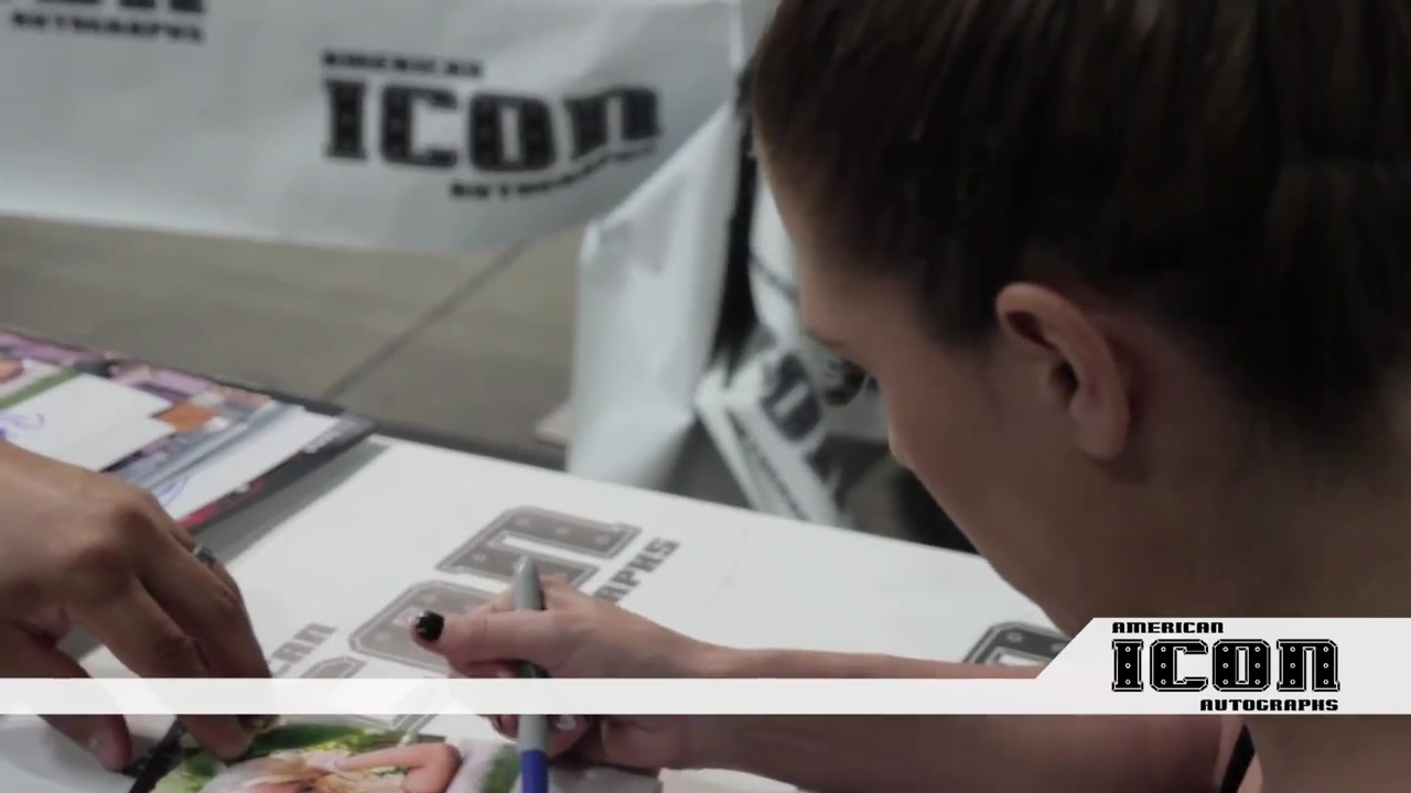 WWE_Diva_Kelly_Kelly_Private_Signing_for_American_Icon_Autographs_at_Nuke_the_Fridge_Con_2012_135.jpg