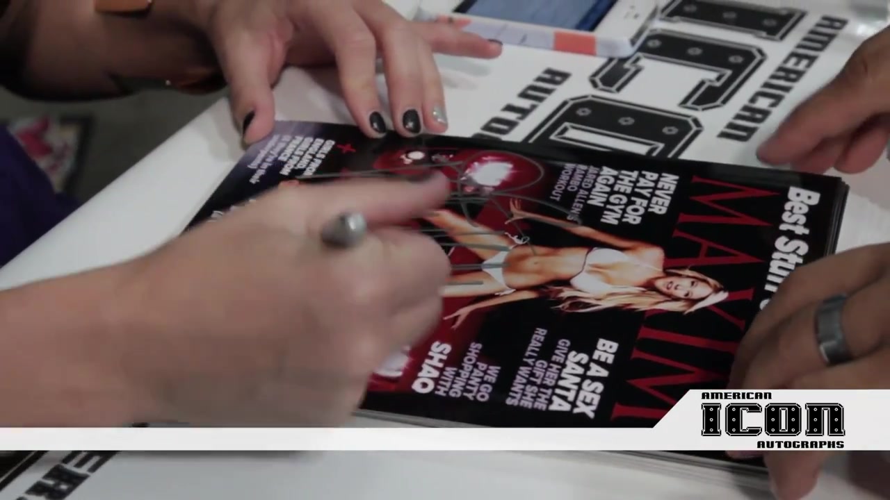 WWE_Diva_Kelly_Kelly_Private_Signing_for_American_Icon_Autographs_at_Nuke_the_Fridge_Con_2012_149.jpg