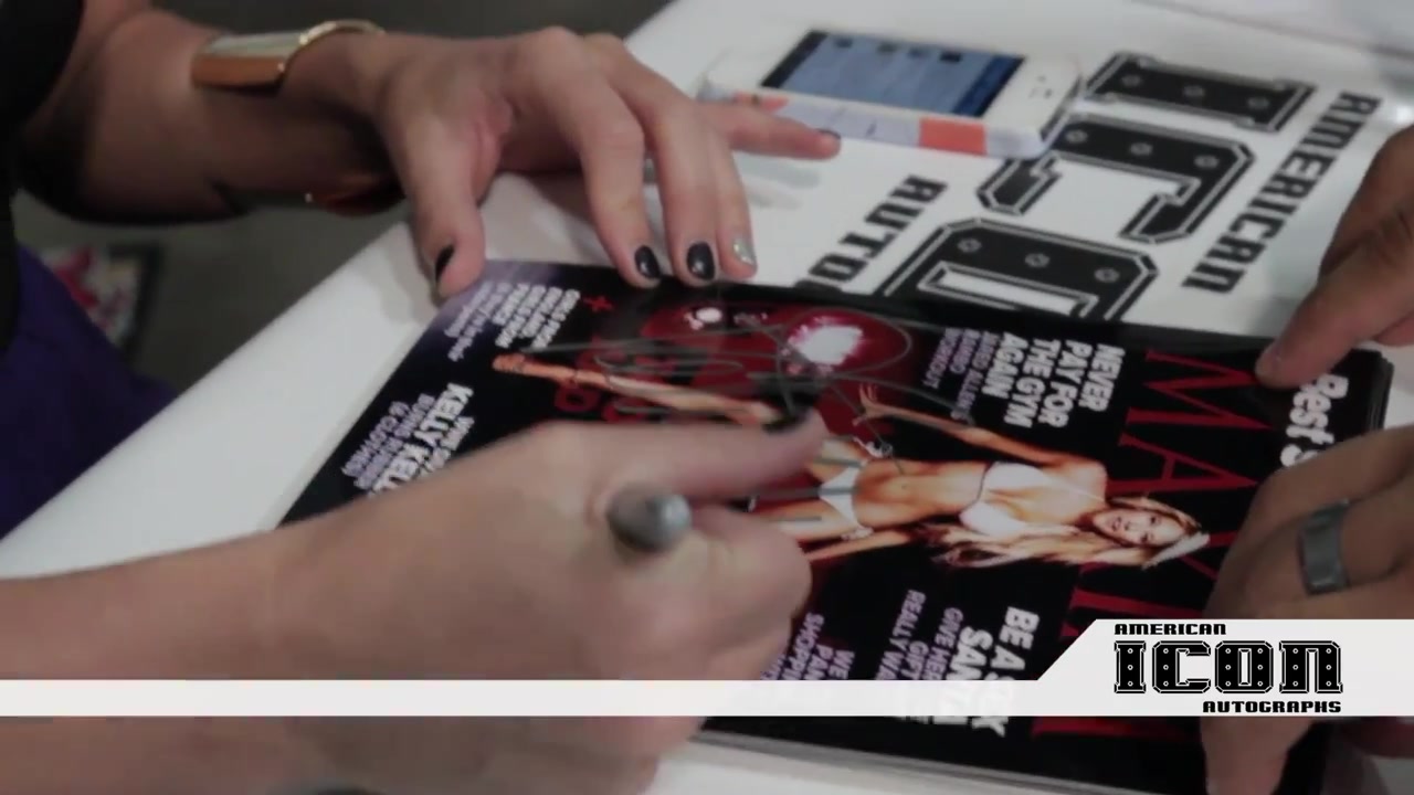 WWE_Diva_Kelly_Kelly_Private_Signing_for_American_Icon_Autographs_at_Nuke_the_Fridge_Con_2012_150.jpg