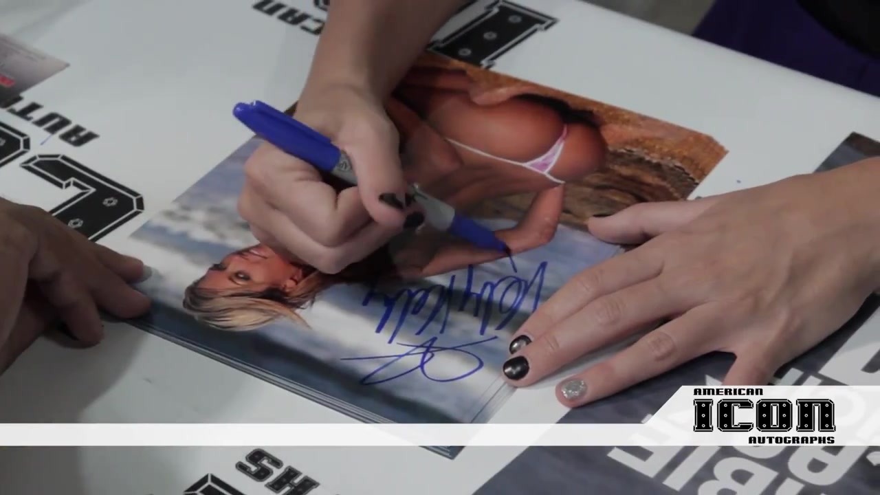 WWE_Diva_Kelly_Kelly_Private_Signing_for_American_Icon_Autographs_at_Nuke_the_Fridge_Con_2012_177.jpg