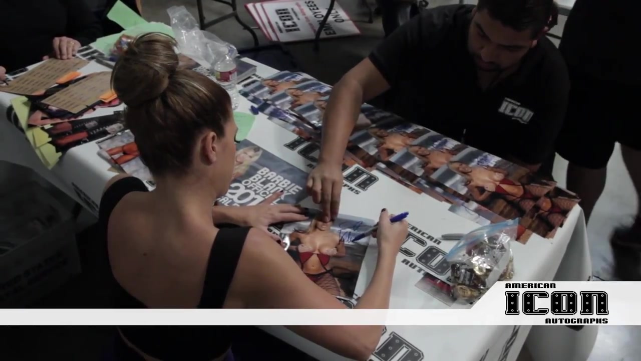 WWE_Diva_Kelly_Kelly_Private_Signing_for_American_Icon_Autographs_at_Nuke_the_Fridge_Con_2012_217.jpg