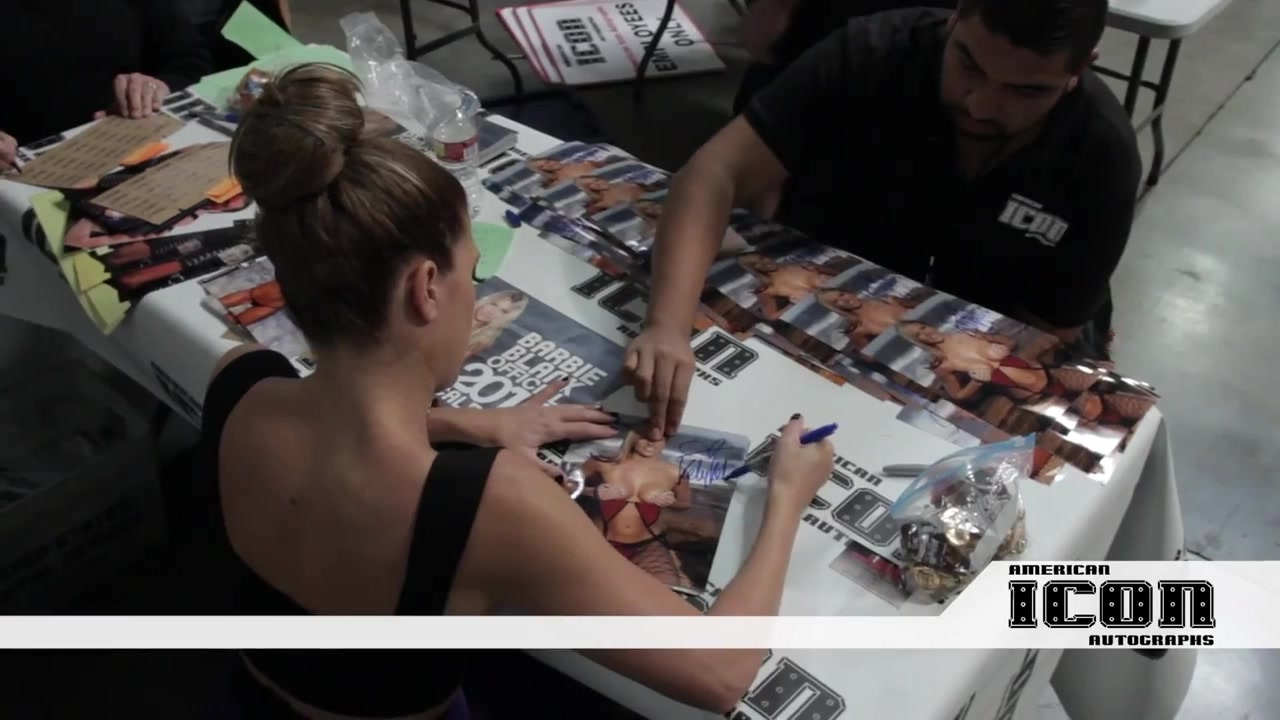 WWE_Diva_Kelly_Kelly_Private_Signing_for_American_Icon_Autographs_at_Nuke_the_Fridge_Con_2012_220.jpg