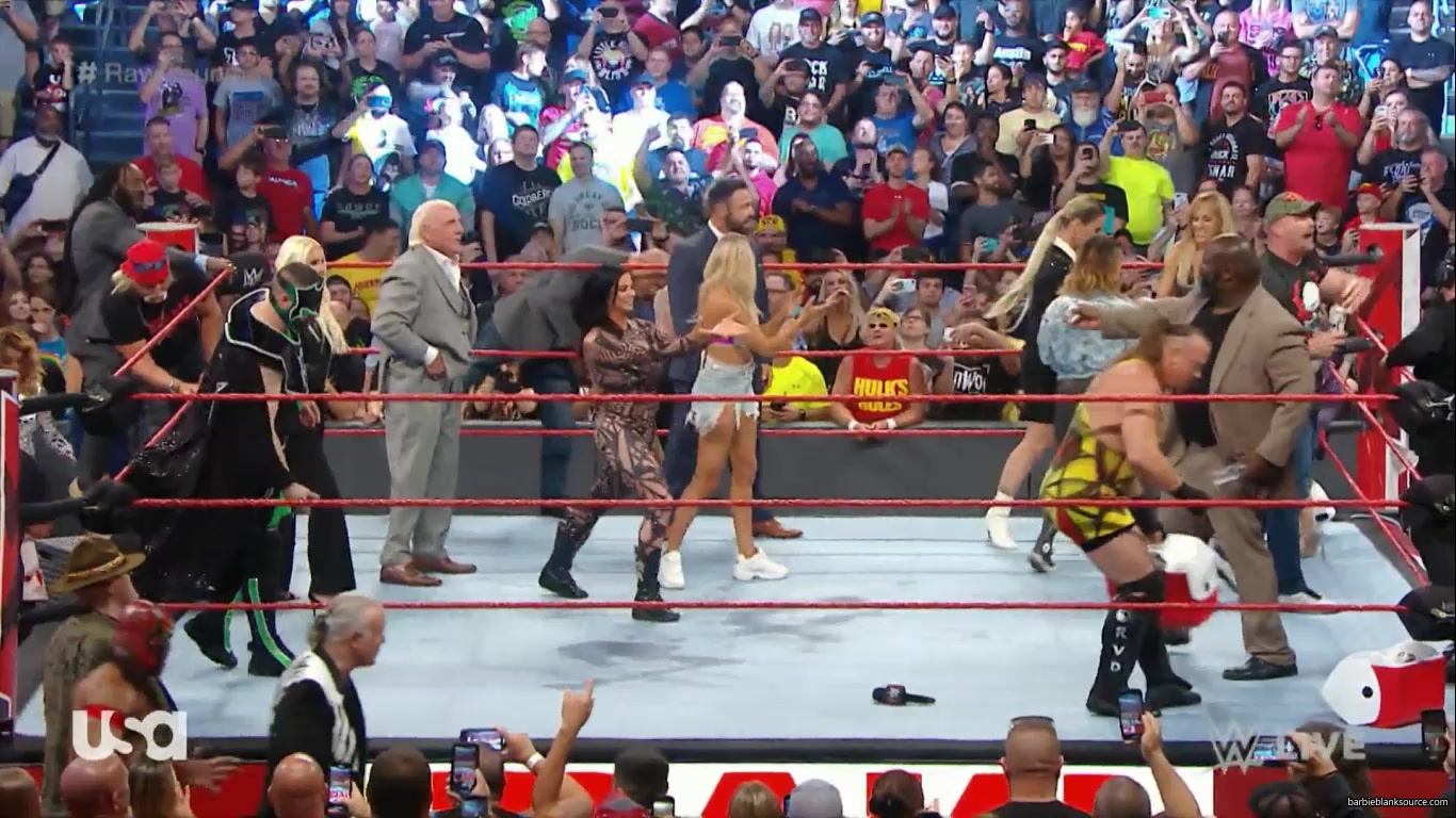 wwe_monday_night_raw_2019_07_22_1080p_web_x264-menintights_725.jpg
