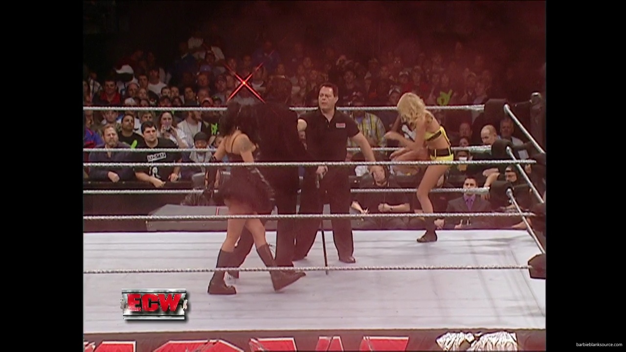 WWE_ECW_12_05_06_Ariel_vs_Kelly_mp40157.jpg