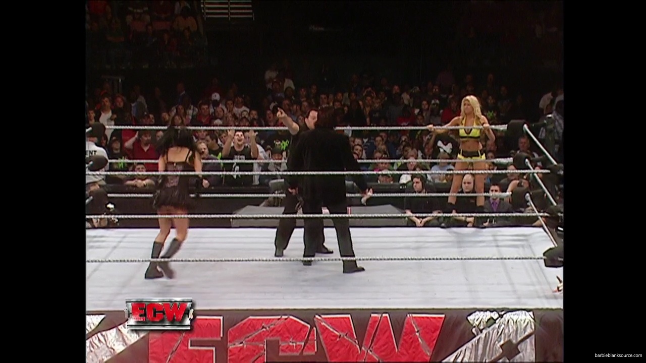 WWE_ECW_12_05_06_Ariel_vs_Kelly_mp40173.jpg