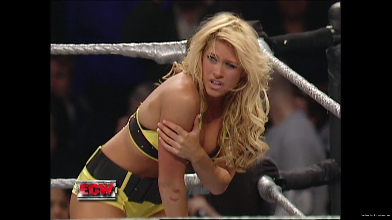 WWE_ECW_12_05_06_Ariel_vs_Kelly_mp40254.jpg