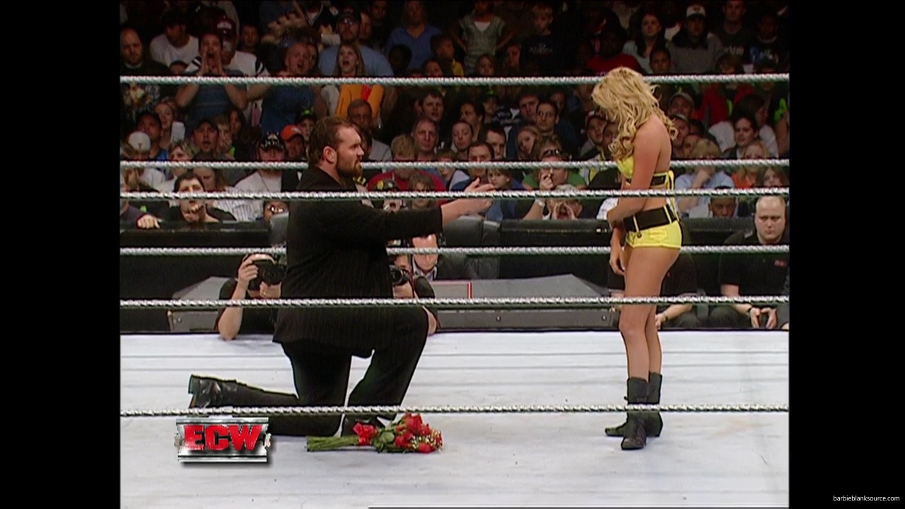 WWE_ECW_12_05_06_Ariel_vs_Kelly_mp40372.jpg